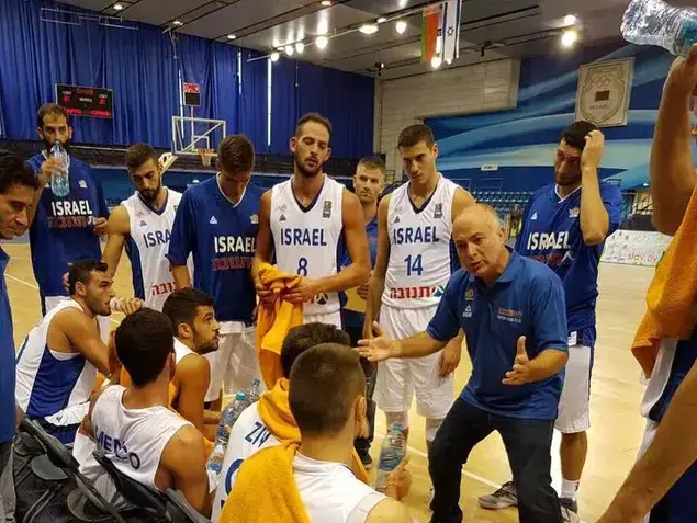 שחקני נבחרת ישראל עם המאמן ארז אדלשטיין (יח"צ , איגוד הכדורסל)