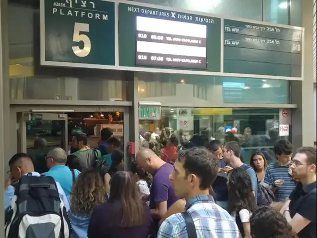 נוסעים ממתינים לאוטובוסים בתחנת חוף הכרמל בחיפה בשל השיבושים ברכבת 4 בספטמבר 2016 (מערכת וואלה! , יפעת רוזנברג)