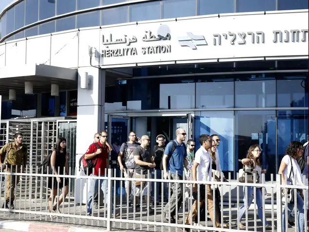 שיבושים בתנועת הרכבות, תחנת רכבת הרצליה. ספטמבר 2016 (מגד גוזני)