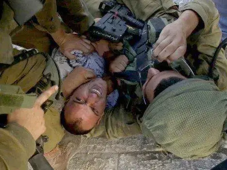 חיילים מכים פלשתיני בחברון (GettyImages)