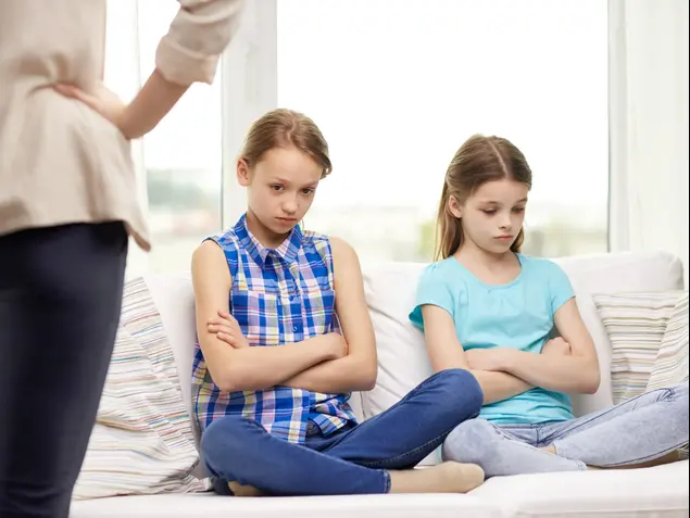 אמא כועסת על ילדות (ShutterStock)
