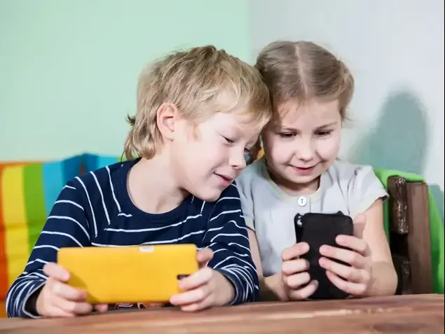 ילדים עם סמארטפון (ShutterStock)
