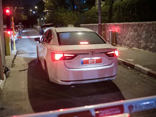 רכב החוקרים נכנס למעון רה"מ, ירושלים. 2 בינואר 2017 (נועם מושקוביץ)