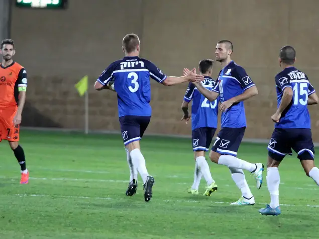 ציון צמח שחקן הפועל עכו (שמאל) מול טיג'אן ג'ייטה שחקן בני יהודה (אדריאן הרבשטיין)