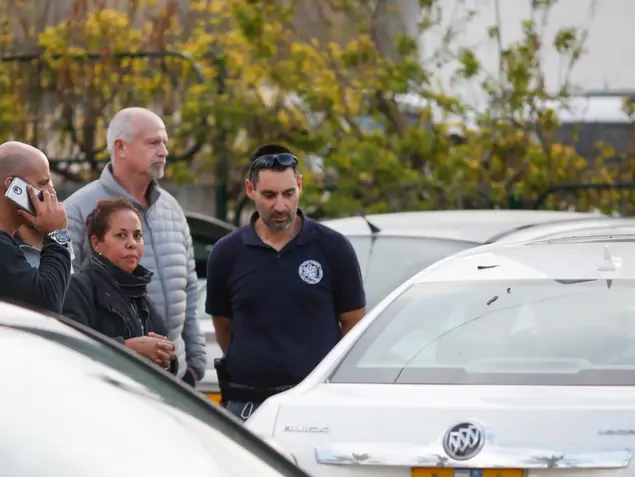 הזמרת מרגלית צנעני לאחר שרכבה הפפוצץ בחניון באזור, 10 בינואר 2017 (הארץ , דודו בכר)