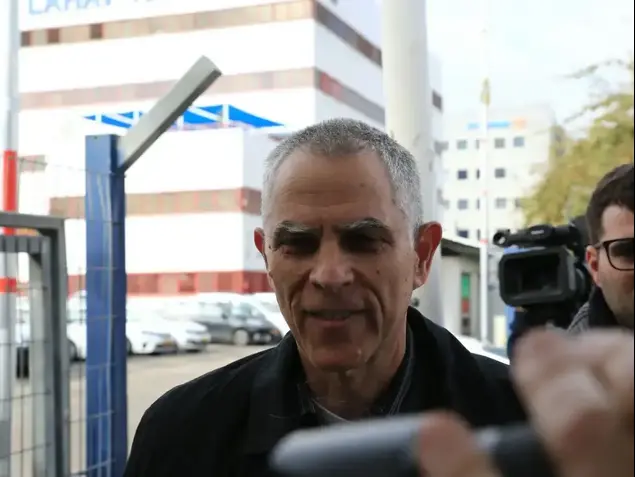 נוני מוזס מגיע לחקירה, מחוץ ללהב 433, לוד. ינואר 2017 (טליה קדוש)
