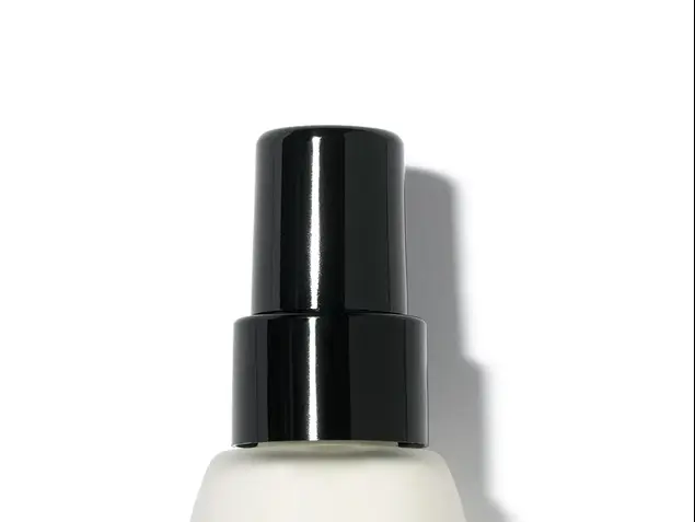 Extra repair serum – אקסטרה ריפא סרום של בובי בראון עם קפאין לסיוע בשיכוך אדמומית הנגרמת מגירוי: 450 שקלים (יח"צ)