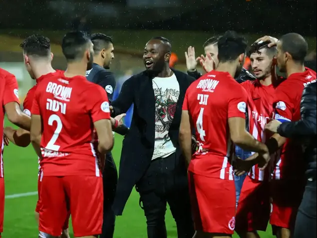 שחקני הפועל תל אביב עם טוטו תמוז (לירון מולדובן)