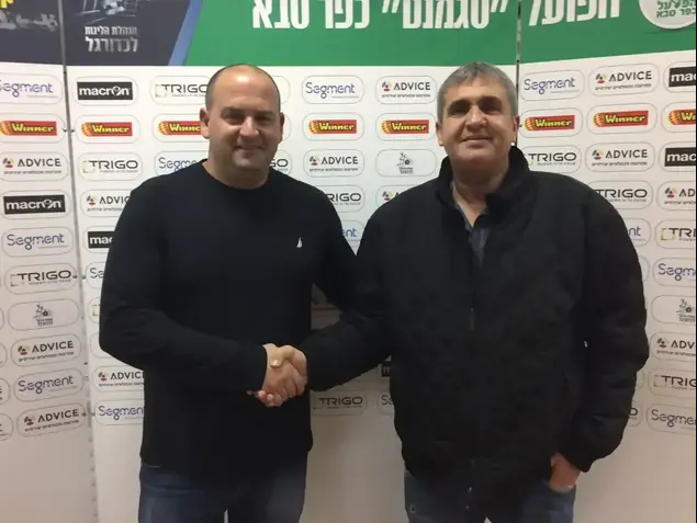 מאמן הפועל כפר סבא אלי כהן עם הבעלים סתיו שחם (אתר רשמי)
