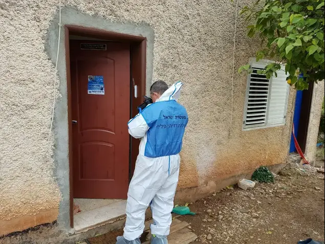 זירת הרצח ביישוב מגדל שליד טבריה בו נדקרו למוות אם ושלושת ילדיה, 28 בינואר 2017 (חטיבת דובר המשטרה)