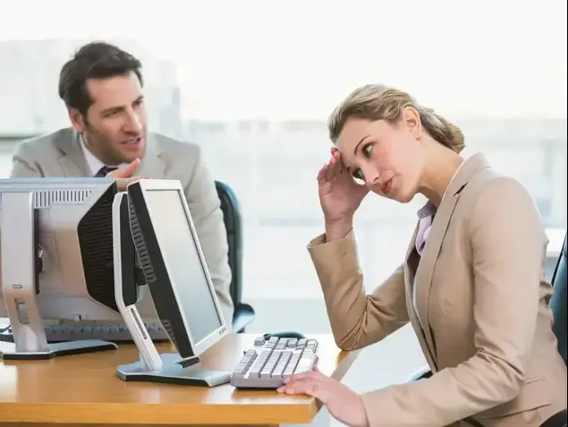 חפירה במשרד (ShutterStock)