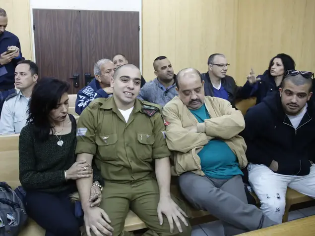 אלאור אזריה נכנס לבית הדין הצבאי לפניי הגעת מח"ט כפיר להעיד במשפטו, קריה בתל אביב (מגד גוזני)