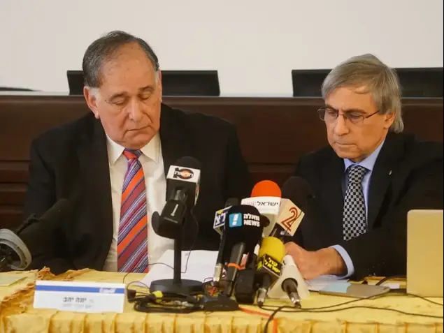 ראש עיריית חיפה יונה יהב ופרופסור אהוד קינן מהטכניון במסיבת עיתונאים בנושא סכנות האמוניה, חיפה, 31 בינואר 2017 (ערן גילווארג)