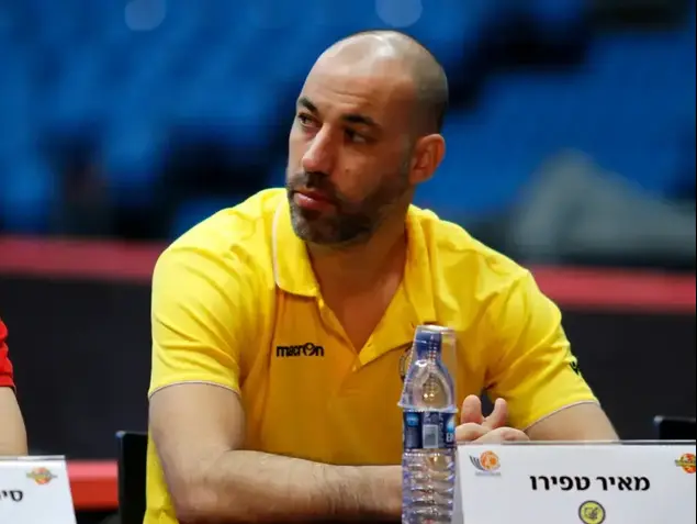 מאמן מכבי אשדוד מאיר טפירו (יוסי ציפקיס)
