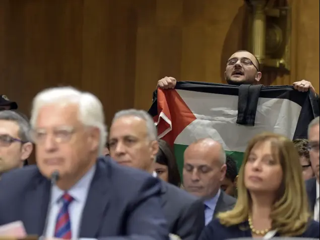 מפגינים בוועדת יחסי החוץ של הסנאט על מינוי שגריר לישראל דייוויד פרידמן, וושינגטון, ארה"ב. פברואר 2017 (AP)
