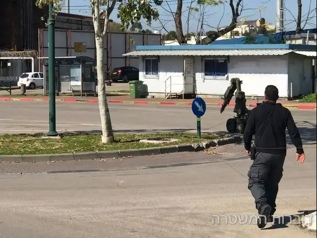 חבלנים של המשטרה בזירת סיכול פיצוץ מטען שהושם מתחת לרכבו של שחקן כדורגל ברמת השרון. 17 בפברואר 2017 (חטיבת דובר המשטרה)