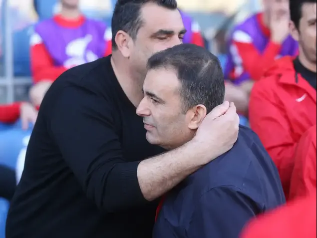 מנחם קורצקי מאמן הפועל תל אביב (שמאל) עם איציק ניסנוב (קובי אליהו)