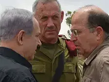 שר הביטחון, משה (בוגי) יעלון, עם ראש הממשלה, בנימין נתניהו, והרמטכ"ל, בני גנץ, בביקורם היום בחפ"ק עוצבת הפלדה בדרום. יולי 2014 (משרד הביטחון , אריאל חרמוני)