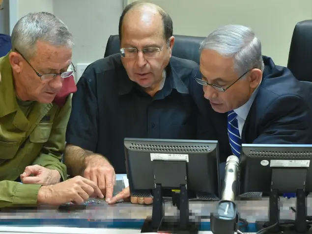 ראש הממשלה, בנימין נתניהו, שר הביטחון, משה (בוגי) יעלון, והרמטכ"ל, בני גנץ, בביקורם בבור בקריה, 18 ביולי 2014 (משרד הביטחון , אריאל חרמוני)