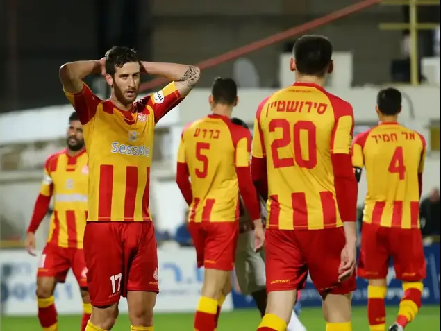 שחקני מ.ס. אשדוד מיקי סירושטיין, תום מונד מאוכזבים (לירון מולדובן)