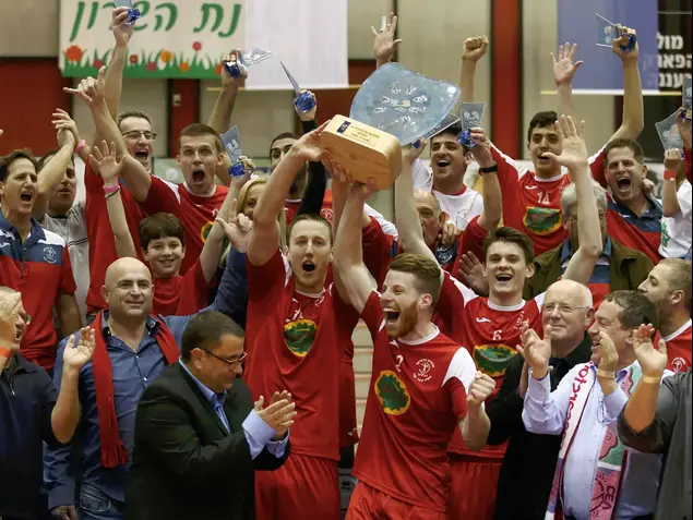 שחקני הפועל מטה אשר חוגגים זכייה בגביע המדינה בכדורעף (ברני ארדוב)