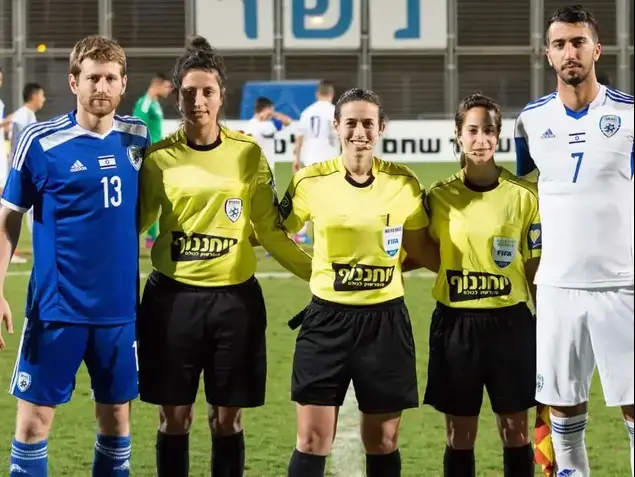 שרן ייני קפטן נבחרת ישראל (משמאל) עם צוות השופטות בראשות מיתר שמש (במרכז) וקפטן הנבחרת הצעירה אליאל פרץ (אתר רשמי , ההתאחדות לכדורגל)