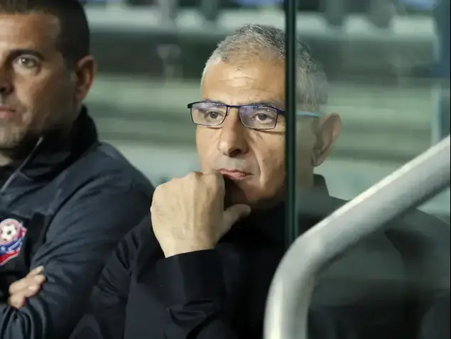 מאמן הפועל חיפה דני גולן עם עוזרו מאיר בן מרגי (יוסי ציפקיס)