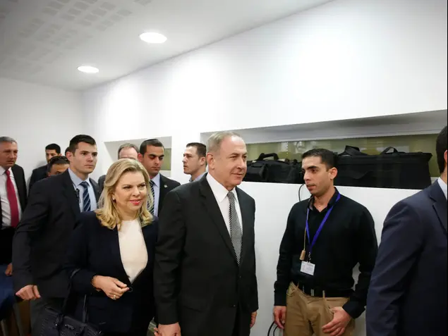ראש הממשלה בנימין נתניהו ורעייתו שרה בדיון בתיק נגד העיתונאי יגאל סרנה, בית משפט השלום תל אביב, 14 במרץ 2017 (פול צלמים , מוטי מילרוד, הארץ)
