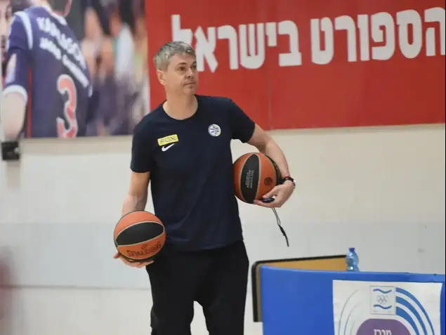 איינארס בגאצקיס מאמן מכבי תל אביב (ברני ארדוב)