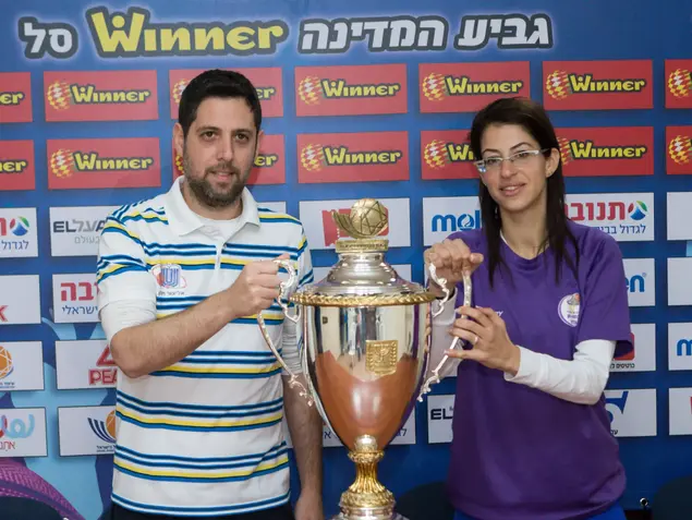 שירה העליון מאמנת מכבי רמת חן (ימין) עם רועי אייזנברג מאמן אליצור חולון (מערכת וואלה! NEWS , איגוד הכדורסל)