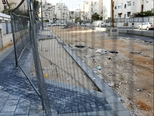 אריק בלעיש נכה המתגורר בשדרות משה דיין בירושלים וחנייתו נלקחה ממנו בשל שיפוצים ברחובו, 16 במרץ 2017 (נועם מושקוביץ)