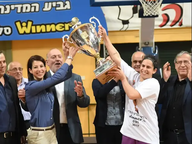 קפטנית מכבי רמת חן שירן צעירי עם המאמנת שירה העליון (ברני ארדוב)