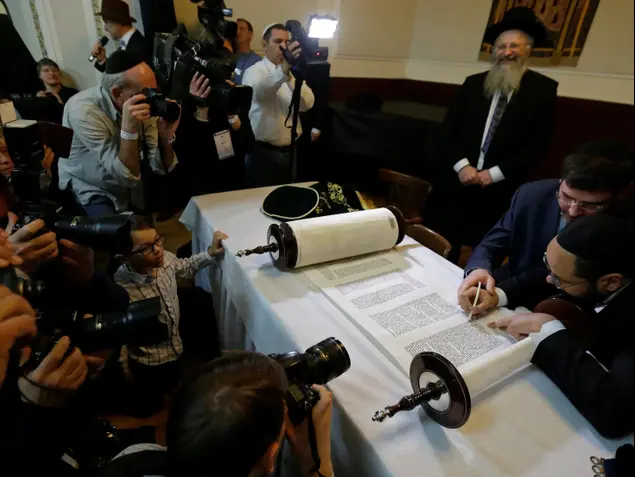 ספרי תורה התקבלו בבית הכנסת העתיק בפראג לראשונה מאז מלחמת העולם השנייה, 19 במרץ 2017 (רויטרס)