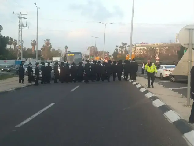 הפגנה של חרדים בצומת בית דגן עקב מעצרם של שבעה עריקים, 20 במרץ 2017 (מערכת וואלה! NEWS , דוברות המשטרה)