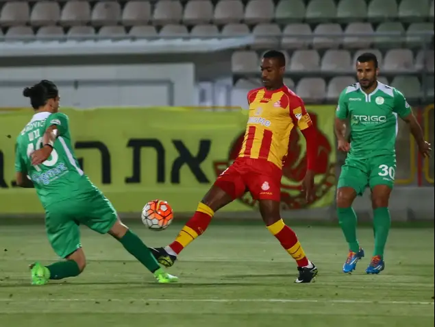 שחקן מ.ס. אשדוד גדי קינדה, שחקן הפועל כפר סבא ליאור לוי (לירון מולדובן)