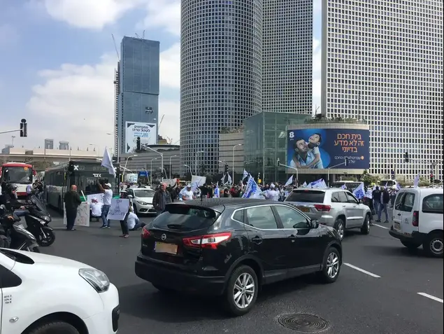 עובדי חיפה כימיקלים מפגינים נגד פיטורי העובדים, צומת עזריאלי, תל אביב 28 במרץ 2017 (מערכת וואלה!)