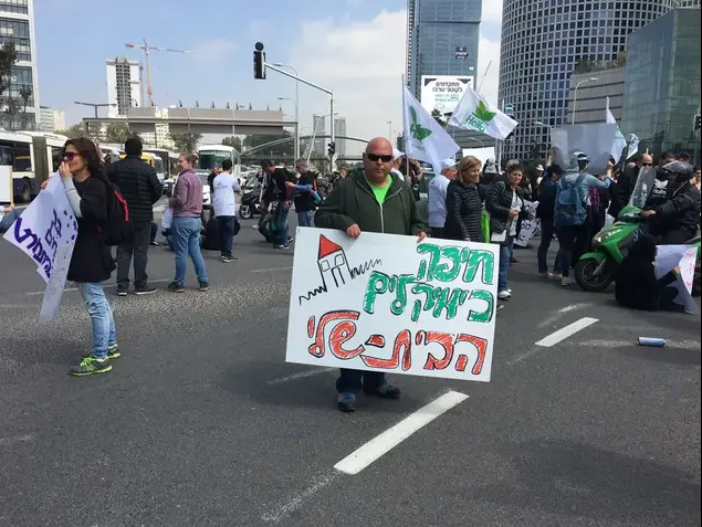 עובדי חיפה כימיקלים מפגינים נגד פיטורי העובדים, צומת עזריאלי, תל אביב 28 במרץ 2017 (מערכת וואלה!)