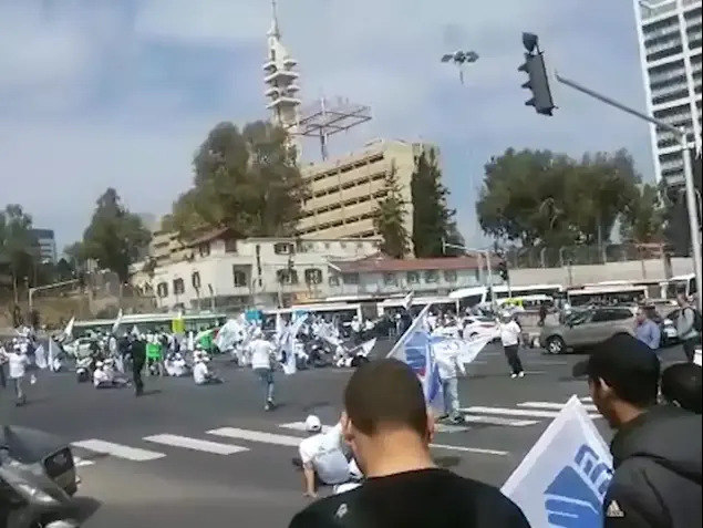 מאות עובדי חברת "חיפה כימיקלים" הפגינו בת"א במחאה על פיטוריהם הצפויים של 1500 עובדים (מערכת וואלה! NEWS)