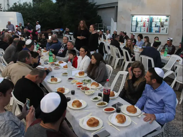 מאות עובדי חיפה כימיקלים ערכו ארוחת ליל שבת מול ביתו של השר כחלון במחאה על ההחלטה לרוקן את מיכל האמוניה בחיפה, 31 במרץ 2017 (אדריאן הרבשטיין)