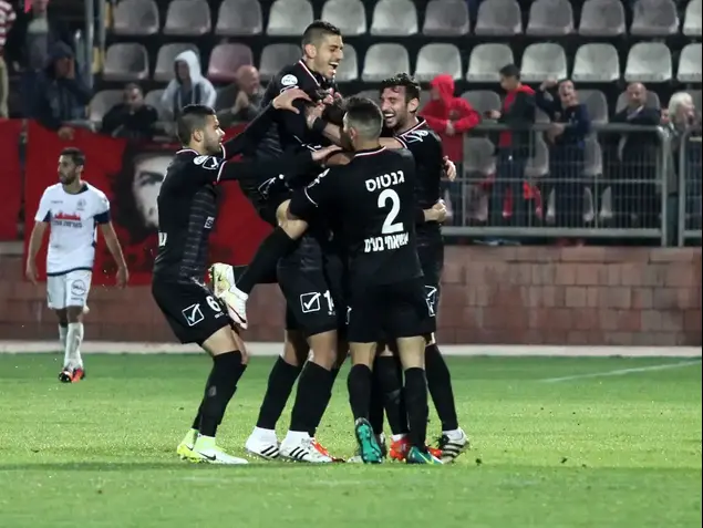 שחקני בני סכנין חוגגים (אדריאן הרבשטיין)