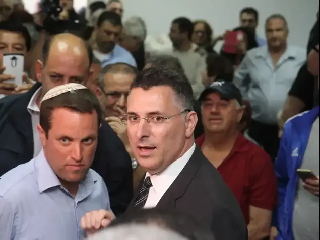 מסיבת עיתונאים של גדעון סהר בו מצהיר כי שב לפוליטיקה סניף הליכוד עכו, 3 באפריל 2017 (שלומי גבאי)