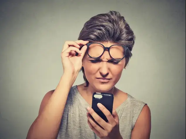 אישה מתקשה לקרוא (ShutterStock)