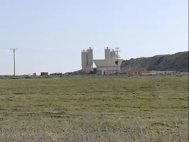 מפעל בטון שהוקם ע"י צה"ל בגבול עזה על מנת להוות מכשול מול המנהרות. 5 באפריל 2017 (שי מכלוף)