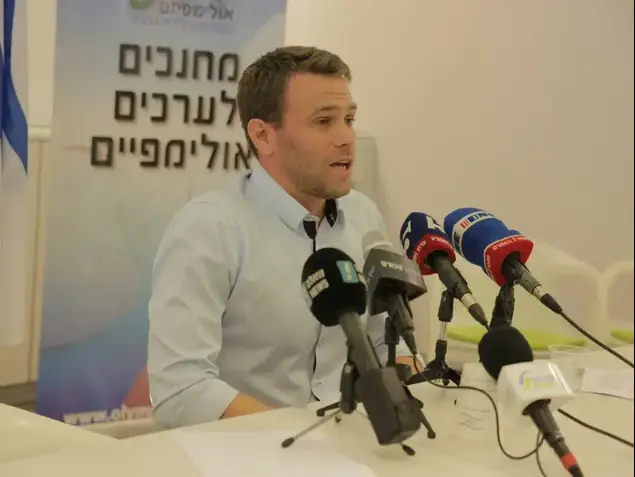 שחיין גל נבו (יותם רונן)
