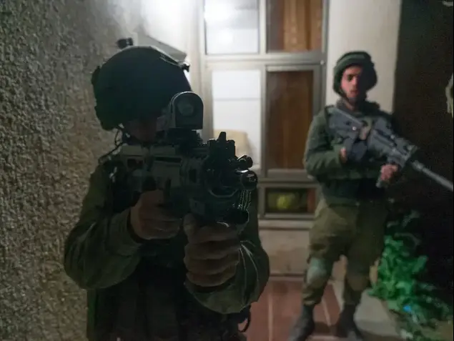 כוחות הבטחון במבצע בכפר סילוואד, ממנו הגיע המחבל שביצע את פיגוע הדריסה בצומת עופרה 7 באפריל 2017 (דובר צה"ל)