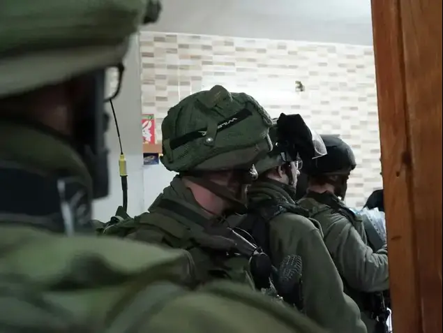 כוחות הבטחון במבצע בכפר סילוואד, ממנו הגיע המחבל שביצע את פיגוע הדריסה בצומת עופרה 7 באפריל 2017 (דובר צה"ל)