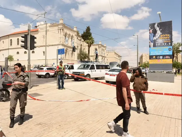 זירת פיגוע הדקירה בכיכר צה"ל בירושלים, 14 באפריל 2017 (מערכת וואלה! NEWS , קובי ריכטר/TPS)
