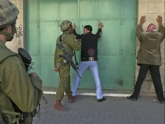 חיילים בחברון עורכים חיפוש על תושבים, האינתיפאדה השנייה, 2002 (AP)