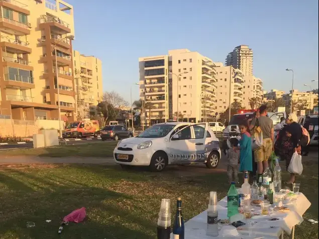 פקח שהתבקש להזיז צעירים שמינגלו ליד אנדרטת הזיכרון והוכה קשות אשדוד, 19 באפריל 2017 (מערכת וואלה! NEWS)
