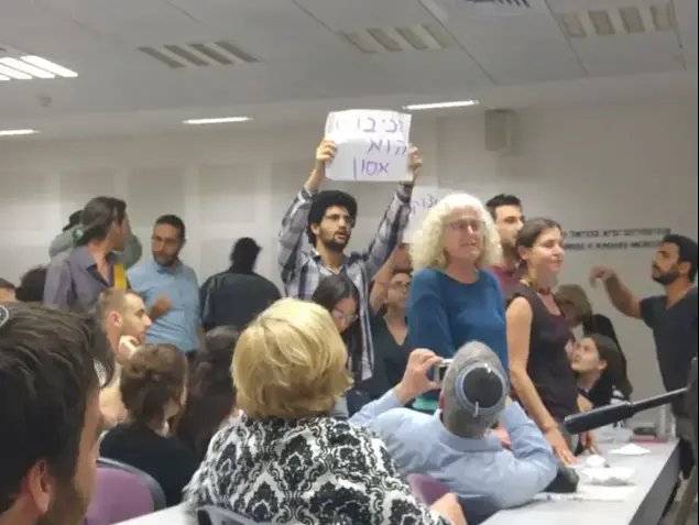 הפגנת פעילי שמאל נגד ניר ברקת באוניברסיטה העברית אפריל 2017 (מערכת וואלה! NEWS , שני ישראלוביץ)